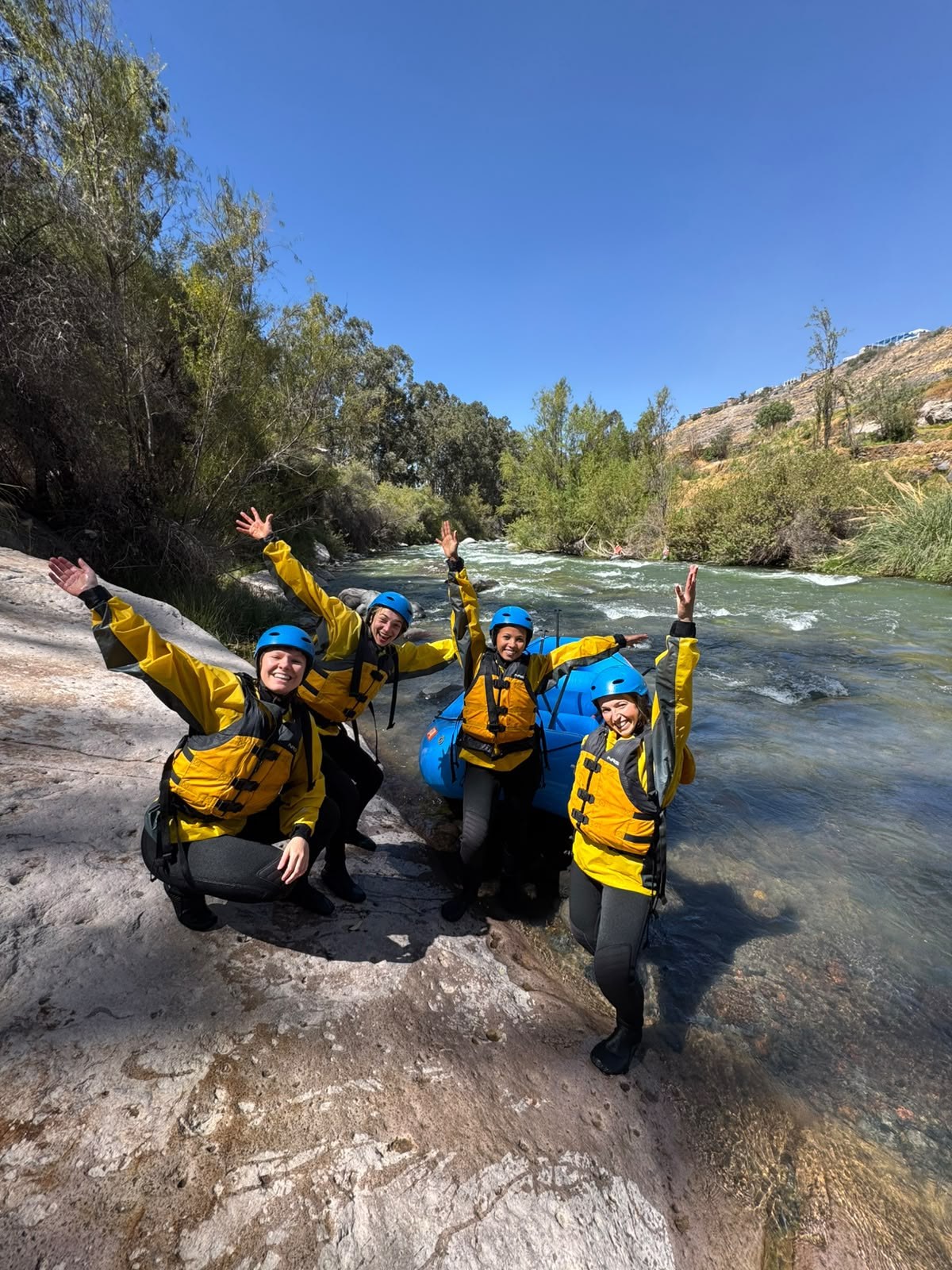 Grupo junto a la balsa en la orilla del río