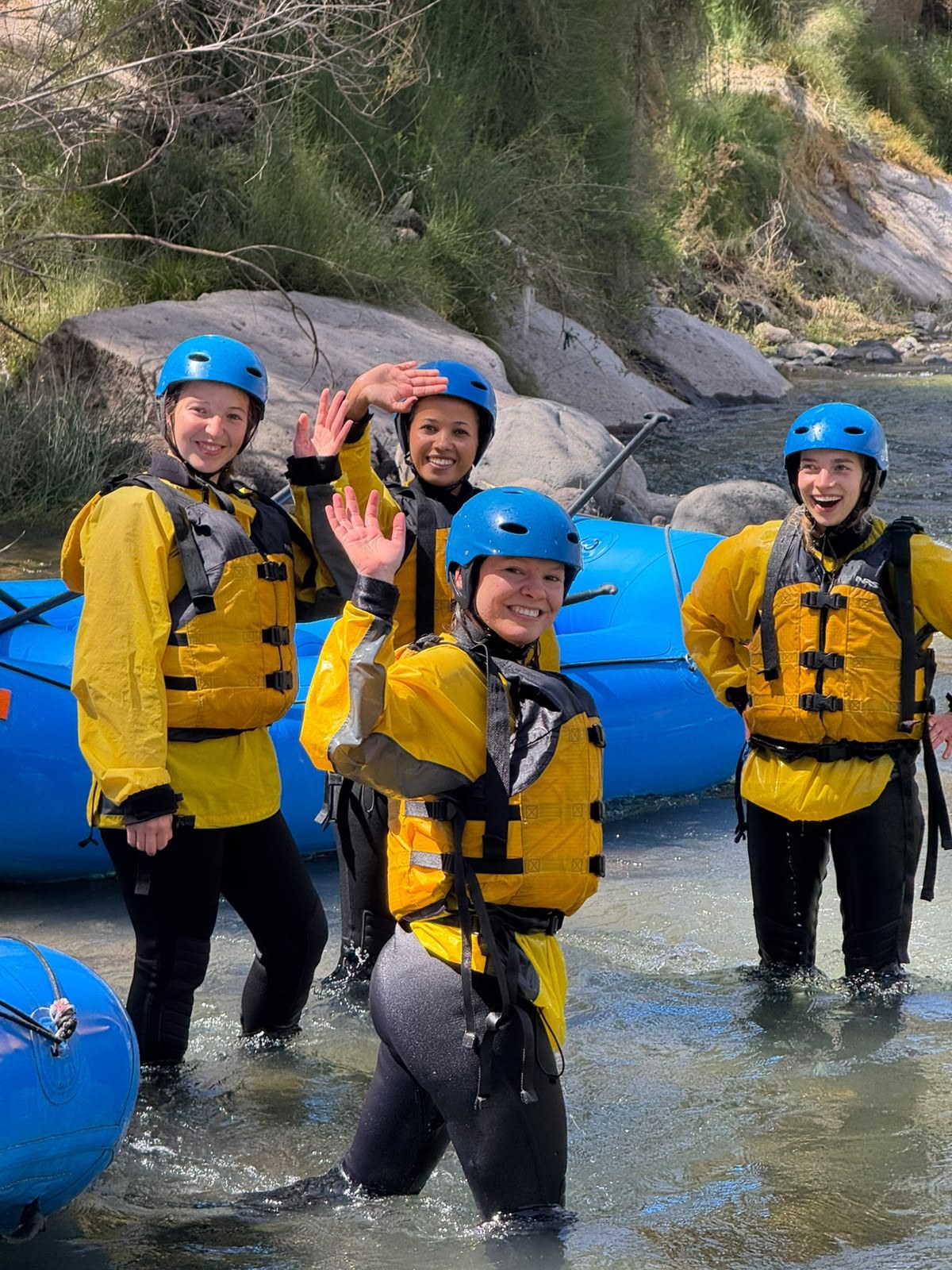Pasajeros con chalecos amarillos y cascos azules