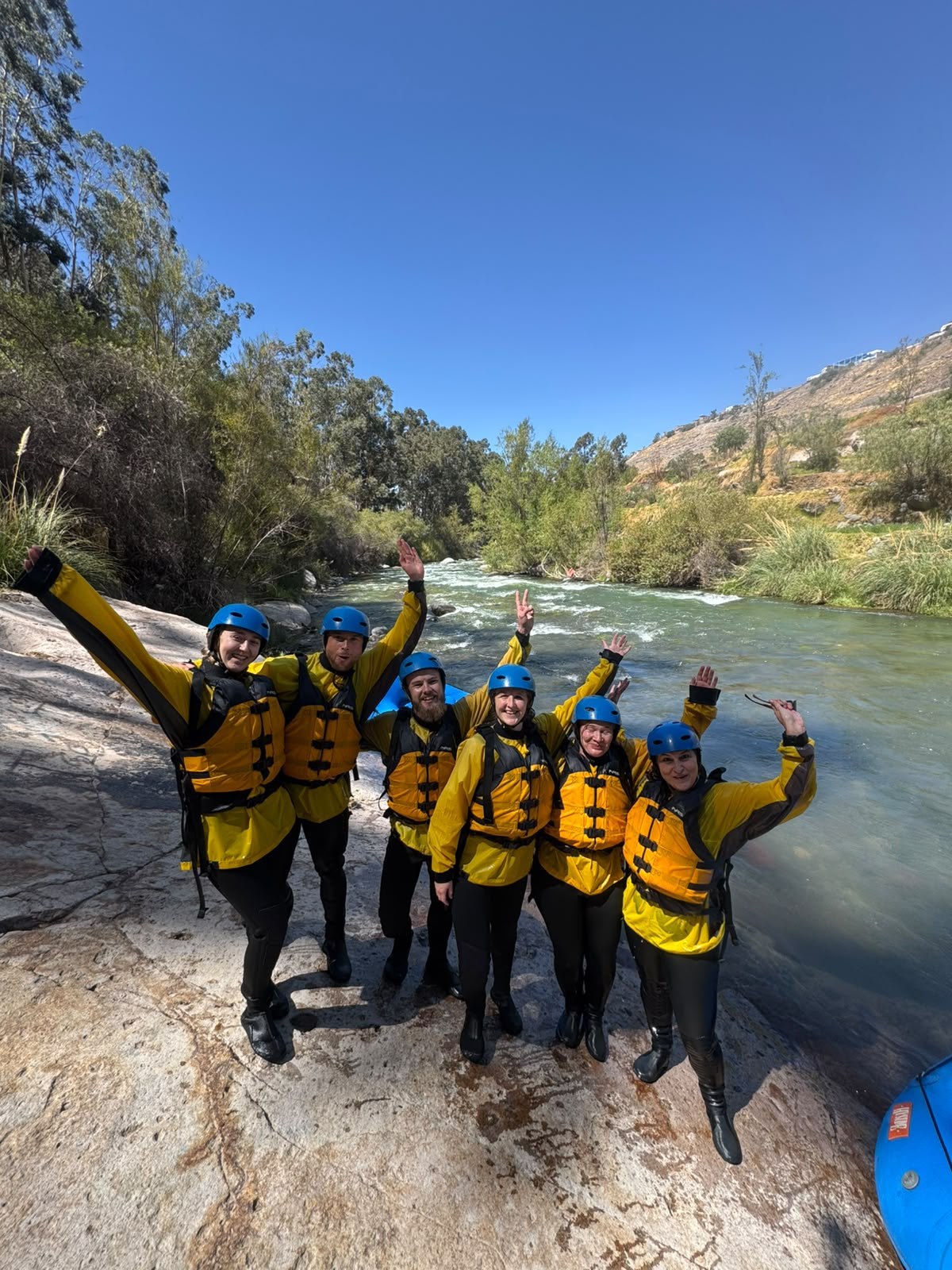 Grupo de aventura junto al río Chili
